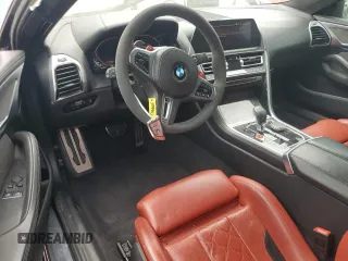 2020 BMW M8 z VIN WBSAE0C08LCD77532, wystawiony jako Copart lot #51166005 z przebiegiem 23 661 mil mil oraz Tytuł czysty. Historia ofert i sprzedaży dostępna na DreamBid. Obrazek 8.