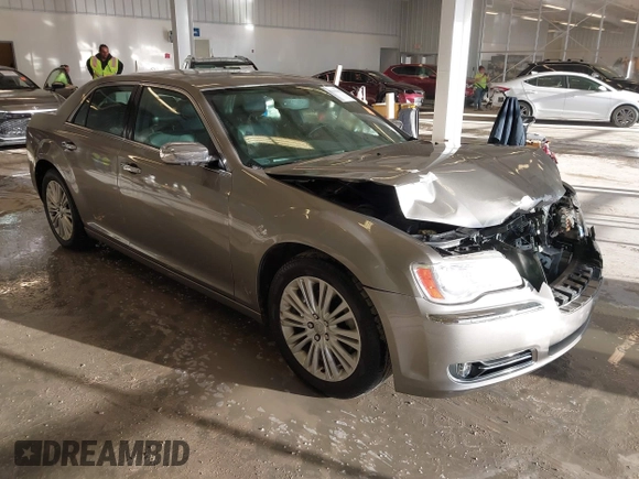 2014 Chrysler 300 C z VIN 2C3CCAKG6EH273214, wystawiony jako IAAI lot #41656641 z przebiegiem 211 121 mil mil oraz . Historia ofert i sprzedaży dostępna na DreamBid. Obrazek 1.