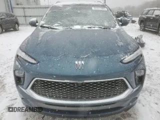 2024 Buick Encore GX Avenir z VIN KL4AMGSL9RB019571, wystawiony jako Copart lot #87971905 z przebiegiem 17 848 mil mil oraz Szkoda całkowita • Salvage title. Historia ofert i sprzedaży dostępna na DreamBid. Obrazek 5.