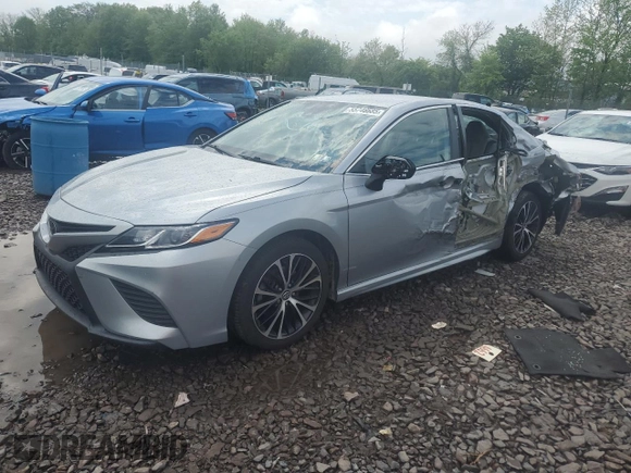 2020 Toyota Camry SE z VIN 4T1G11AK3LU878547, wystawiony jako Copart lot #55746685 z przebiegiem 65 427 mil mil oraz Szkoda całkowita • Salvage title. Historia ofert i sprzedaży dostępna na DreamBid. Obrazek 1.