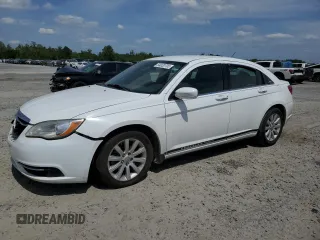 2014 Chrysler 200 Touring z VIN 1C3CCBBG6EN119714, wystawiony jako Copart lot #54020705 z przebiegiem 202 443 mil mil oraz Szkody całkowita. Historia ofert i sprzedaży dostępna na DreamBid. Obrazek 1.