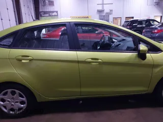 2011 Ford Fiesta SE z VIN 3FADP4BJ7BM132611, wystawiony jako IAAI lot #41931003 z przebiegiem 120 888 mil mil oraz . Historia ofert i sprzedaży dostępna na DreamBid. Obrazek 13.