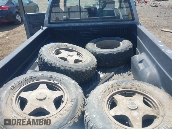 1992 Dodge Dakota with VIN 1B7GG23X9NS683519, listed as a IAAI auction lot 42217984 with 178,152 mi miles and . Bid and sale history available at DreamBid. Image 12.