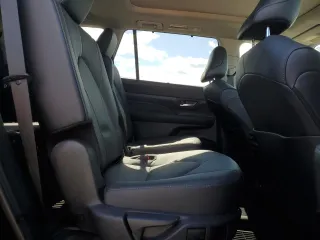 2024 Toyota Highlander XLE z VIN 5TDAAAB50RS048897, wystawiony jako Copart lot #48154395 z przebiegiem 14 789 mil mil oraz Szkoda całkowita • Salvage title. Historia ofert i sprzedaży dostępna na DreamBid. Obrazek 11.