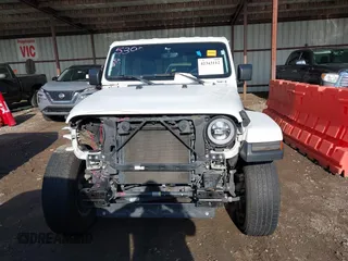 2018 Jeep Wrangler Unlimited Sahara z VIN 1C4HJXEG0JW321355, wystawiony jako IAAI lot #42343112 z przebiegiem 102 457 mil mil oraz . Historia ofert i sprzedaży dostępna na DreamBid. Obrazek 13.