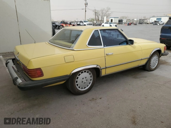 1981 Mercedes-Benz 380 SL z VIN WDBBA45A6BB004011, wystawiony jako Copart lot #51533745 z przebiegiem 94 176 mil mil oraz Tytuł czysty. Historia ofert i sprzedaży dostępna na DreamBid. Obrazek 3.
