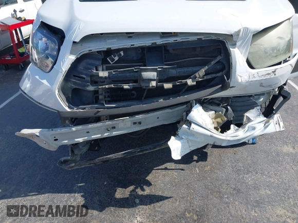 2015 Ford Transit z VIN 1FTNE1CM8FKB16085, wystawiony jako IAAI lot #42438768 z przebiegiem Nie podano mil oraz . Historia ofert i sprzedaży dostępna na DreamBid. Obrazek 6.