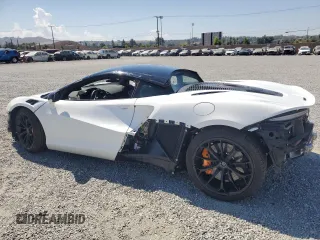 2023 McLaren Artura z VIN SBM16AEA8PW001339, wystawiony jako Copart lot #65218394 z przebiegiem 1954 mil mil oraz Szkody całkowita. Historia ofert i sprzedaży dostępna na DreamBid. Obrazek 2.