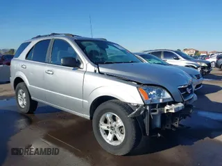 2004 Kia Sorento LX z VIN KNDJD733X45239930, wystawiony jako IAAI lot #41836121 z przebiegiem 216 677 mil mil oraz . Historia ofert i sprzedaży dostępna na DreamBid. Obrazek 1.