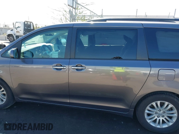 2017 Toyota Sienna XLE Auto Access Seat with VIN 5TDYZ3DC9HS849096, listed as a IAAI auction lot 41647066 with 92,197 mi miles. Bid and sale history available at carsss.com. Image 14.