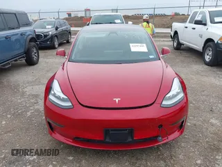 2018 Tesla Model 3 Long Range Battery z VIN 5YJ3E1EB8JF119898, wystawiony jako IAAI lot #42297445 z przebiegiem 29 555 mil mil oraz . Historia ofert i sprzedaży dostępna na DreamBid. Obrazek 12.