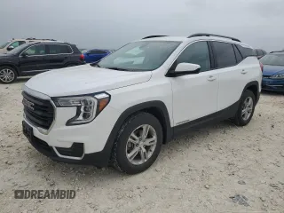 2022 GMC Terrain SLE z VIN 3GKALMEV7NL260532, wystawiony jako Copart lot #51573005 z przebiegiem 31 833 mil mil oraz Czysty tytuł • Clean title. Historia ofert i sprzedaży dostępna na DreamBid. Obrazek 1.