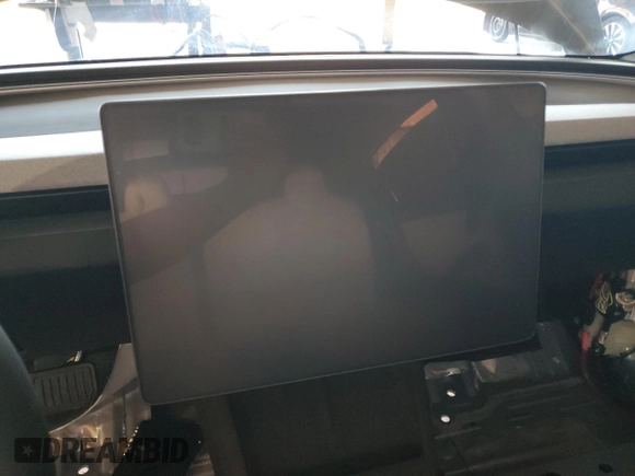 2025 Tesla Model 3 Long Range z VIN 5YJ3E1EB6SF935588, wystawiony jako Copart lot #54360605 z przebiegiem Nie podano mil oraz Szkoda całkowita • Salvage title. Historia ofert i sprzedaży dostępna na DreamBid. Obrazek 9.