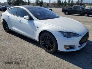 2014 Tesla Model S 60 with VIN 5YJSA1H15EFP53881, listed as a Copart auction lot 45136545 with 111,143 mi miles and Salvage Title. Bid and sale history available at DreamBid. Image 4.