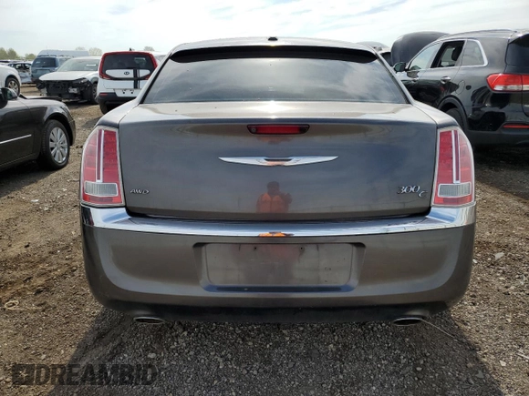 2013 Chrysler 300 C z VIN 2C3CCAKT2DH665649, wystawiony jako Copart lot #55963305 z przebiegiem 188 138 mil mil oraz Szkoda całkowita • Salvage title. Historia ofert i sprzedaży dostępna na DreamBid. Obrazek 6.