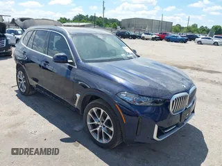 2025 BMW X5 xDrive40i z VIN 5UX23EU09S9W61384, wystawiony jako IAAI lot #42206413 z przebiegiem 11 233 mil mil oraz . Historia ofert i sprzedaży dostępna na DreamBid. Obrazek 1.