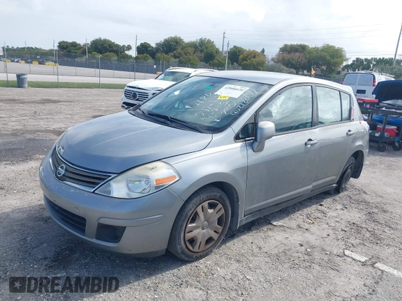 2011 Nissan Versa SL z VIN 3N1BC1CP3BL402120, wystawiony jako IAAI lot #42006620 z przebiegiem 147 023 mil mil oraz . Historia ofert i sprzedaży dostępna na DreamBid. Obrazek 17.