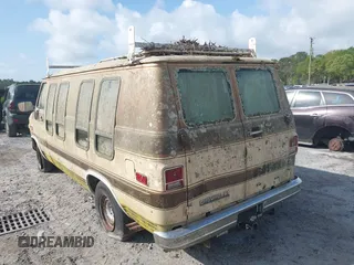 1983 Chevrolet Chevy Van z VIN 2GBEG25H9D4158345, wystawiony jako IAAI lot #41936449 z przebiegiem 17 406 mil mil oraz . Historia ofert i sprzedaży dostępna na DreamBid. Obrazek 3.