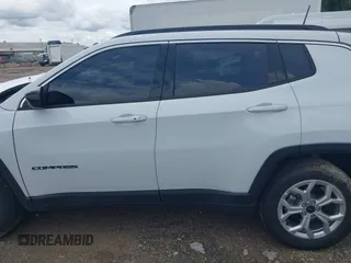 2025 Jeep Compass Latitude с VIN 3C4NJDBN5ST597722, выставлен на аукционе IAAI как лот 42499155 с пробегом 1 663 миль миль и . История ставок и продаж доступна на DreamBid. Изображение 14.