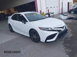 2023 Toyota Camry SE z VIN 4T1G11AK9PU838334, wystawiony jako IAAI lot #41976494 z przebiegiem 62 300 mil mil oraz . Historia ofert i sprzedaży dostępna na DreamBid. Obrazek 1.
