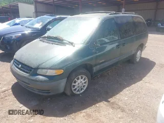 1998 Plymouth Voyager SE z VIN 1P4GP44G3WB563657, wystawiony jako IAAI lot #42306338 z przebiegiem 109 205 mil mil oraz . Historia ofert i sprzedaży dostępna na DreamBid. Obrazek 2.