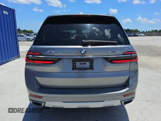 2024 BMW X7 xDrive40i z VIN 5UX23EM07R9V10389, wystawiony jako Copart lot #56431285 z przebiegiem 33 174 mil mil oraz Tytuł czysty. Historia ofert i sprzedaży dostępna na DreamBid. Obrazek 6.
