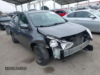 2019 Nissan Versa SV z VIN 3N1CN7AP2KL862485, wystawiony jako IAAI lot #42164562 z przebiegiem 62 059 mil mil oraz . Historia ofert i sprzedaży dostępna na DreamBid. Obrazek 1.