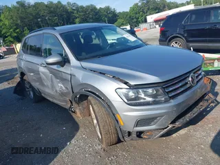 2020 Volkswagen Tiguan S z VIN 3VV1B7AX2LM103166, wystawiony jako IAAI lot #42474802 z przebiegiem 56 580 mil mil oraz . Historia ofert i sprzedaży dostępna na DreamBid. Obrazek 1.