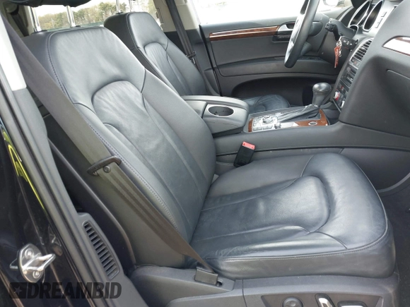 2015 Audi Q7 Premium Plus z VIN WA1LGAFE3FD021986, wystawiony jako IAAI lot #42129938 z przebiegiem 58 501 mil mil oraz . Historia ofert i sprzedaży dostępna na DreamBid. Obrazek 5.