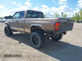 2000 Dodge 1500 z VIN 1B7HF13Z7YJ123270, wystawiony jako IAAI lot #42300077 z przebiegiem 147 527 mil mil oraz . Historia ofert i sprzedaży dostępna na DreamBid. Obrazek 3.