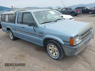 1987 Mazda B-Series Truck z VIN JM2UF3130H0192683, wystawiony jako IAAI lot #42440724 z przebiegiem 83 642 mil mil oraz . Historia ofert i sprzedaży dostępna na DreamBid. Obrazek 1.