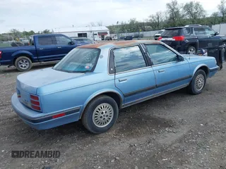 1991 Oldsmobile Cutlass Ciera z VIN 1G3AM54N3M6309525, wystawiony jako IAAI lot #42261904 z przebiegiem 121 774 mil mil oraz . Historia ofert i sprzedaży dostępna na DreamBid. Obrazek 4.