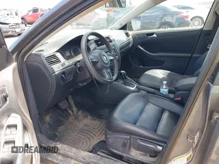 2014 Volkswagen Jetta SE z VIN 3VWD17AJ8EM286230, wystawiony jako IAAI lot #42735736 z przebiegiem 181 617 mil mil oraz . Historia ofert i sprzedaży dostępna na DreamBid. Obrazek 5.