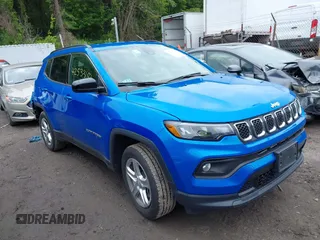 2024 Jeep Compass Latitude z VIN 3C4NJDBN9RT606397, wystawiony jako IAAI lot #42533102 z przebiegiem 30 835 mil mil oraz . Historia ofert i sprzedaży dostępna na DreamBid. Obrazek 1.
