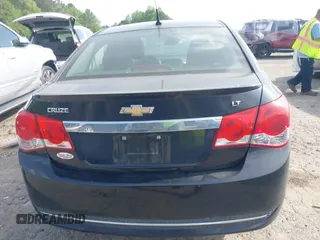 2014 Chevrolet Cruze 2LT z VIN 1G1PE5SB2E7320522, wystawiony jako IAAI lot #42073346 z przebiegiem 116 427 mil mil oraz . Historia ofert i sprzedaży dostępna na DreamBid. Obrazek 16.