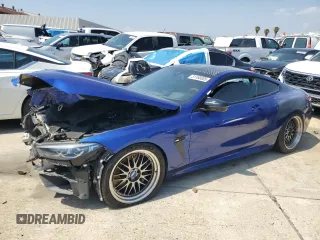 2020 BMW M8 z VIN WBSAE0C08LCD77532, wystawiony jako Copart lot #51166005 z przebiegiem 23 661 mil mil oraz Tytuł czysty. Historia ofert i sprzedaży dostępna na DreamBid. Obrazek 1.