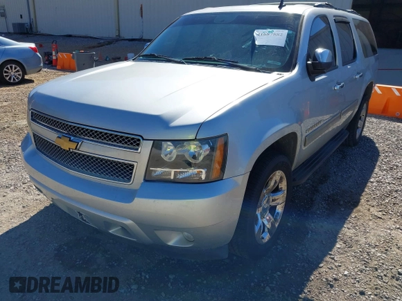 2014 Chevrolet Suburban LT with VIN 1GNSCJE06ER105294, listed as a IAAI auction lot 41687882 with 200,698 mi miles. Bid and sale history available at carsss.com. Image 6.