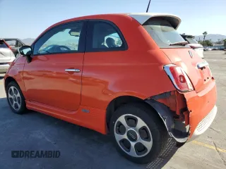 2014 FIAT 500e z VIN 3C3CFFGE1ET266948, wystawiony jako Copart lot #57137835 z przebiegiem 86 013 mil mil oraz Tytuł czysty. Historia ofert i sprzedaży dostępna na DreamBid. Obrazek 2.