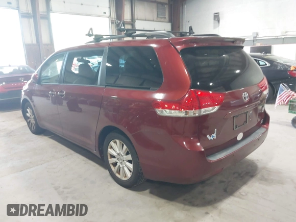 2013 Toyota Sienna XLE z VIN 5TDDK3DCXDS053048, wystawiony jako IAAI lot #42163668 z przebiegiem 104 765 mil mil oraz . Historia ofert i sprzedaży dostępna na DreamBid. Obrazek 3.