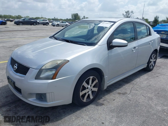 2012 Nissan Sentra S z VIN 3N1AB6AP7CL657434, wystawiony jako IAAI lot #42728376 z przebiegiem 150 930 mil mil oraz . Historia ofert i sprzedaży dostępna na DreamBid. Obrazek 2.