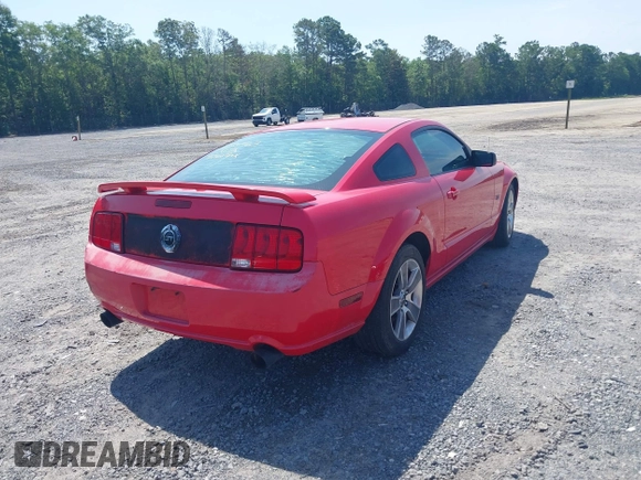 2008 Ford Mustang GT Deluxe z VIN 1ZVHT82H285184963, wystawiony jako IAAI lot #42479534 z przebiegiem 164 349 mil mil oraz . Historia ofert i sprzedaży dostępna na DreamBid. Obrazek 4.