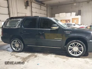 2013 Cadillac Escalade Premium z VIN 1GYS4CEFXDR209348, wystawiony jako IAAI lot #42314700 z przebiegiem 122 923 mil mil oraz . Historia ofert i sprzedaży dostępna na DreamBid. Obrazek 13.