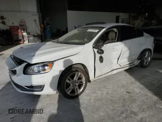 2015 Volvo S60 T5 Platinum with VIN YV1612TM8F2352980, listed as a Copart auction lot 82701654 with 0 mi miles and Salvage Title. Bid and sale history available at carsss.com. Image 1.