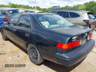 2000 Toyota Camry CE z VIN 4T1BG22K1YU663544, wystawiony jako IAAI lot #42252413 z przebiegiem 338 875 mil mil oraz . Historia ofert i sprzedaży dostępna na DreamBid. Obrazek 3.