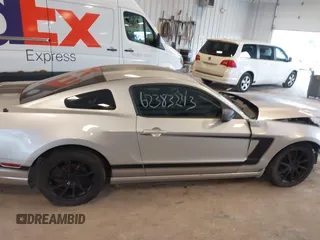 2014 Ford Mustang V6 z VIN 1ZVBP8AM3E5318738, wystawiony jako IAAI lot #42860321 z przebiegiem Nie podano mil oraz . Historia ofert i sprzedaży dostępna na DreamBid. Obrazek 13.