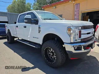 2018 Ford F-250 XL z VIN 1FT7W2BT0JEB39727, wystawiony jako Copart lot #57300515 z przebiegiem 223 881 mil mil oraz Czysty tytuł • Clean title. Historia ofert i sprzedaży dostępna na DreamBid. Obrazek 1.
