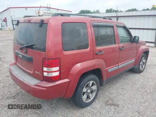 2008 Jeep Liberty Sport z VIN 1J8GP28KX8W235065, wystawiony jako IAAI lot #42254469 z przebiegiem 197 042 mil mil oraz . Historia ofert i sprzedaży dostępna na DreamBid. Obrazek 4.