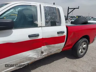 2019 Ram 1500 Tradesman z VIN 1C6RR6FG1KS514958, wystawiony jako IAAI lot #42200200 z przebiegiem 157 065 mil mil oraz . Historia ofert i sprzedaży dostępna na DreamBid. Obrazek 6.