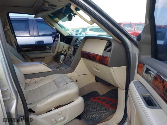 2004 Lincoln Navigator Luxury with VIN 5LMFU27R94LJ26403, listed as a IAAI auction lot 41714894 with 245,501 mi miles. Bid and sale history available at carsss.com. Image 5.