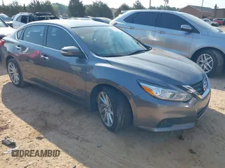 2017 Nissan Altima SR z VIN 1N4AL3AP7HC112822, wystawiony jako IAAI lot #42156282 z przebiegiem 121 124 mil mil oraz . Historia ofert i sprzedaży dostępna na DreamBid. Obrazek 1.